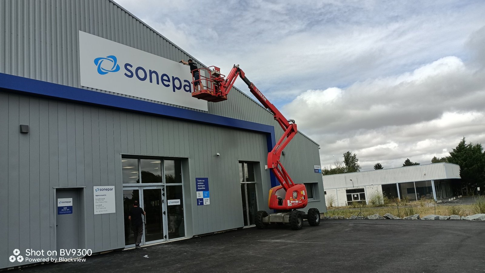 Pose enseigne sur chantier — Activity Group